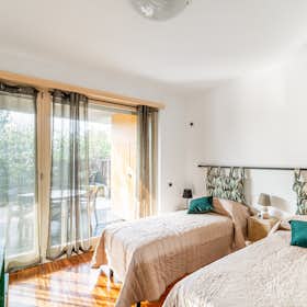 Apartment for rent for €1,400 per month in Bologna, Via Melozzo da Forlì