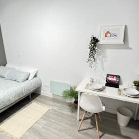 Private room for rent for €600 per month in Madrid, Calle de la Luna