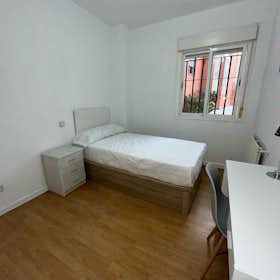 Private room for rent for €460 per month in Madrid, Calle de Afueras a San Roque