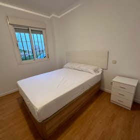 Private room for rent for €680 per month in Madrid, Calle de Afueras a San Roque
