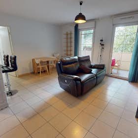 Apartment for rent for €961 per month in Eysines, Avenue du Médoc