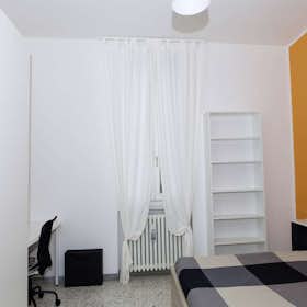 Private room for rent for €715 per month in Bologna, Via Pelagio Palagi
