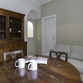 Apartment for rent for €3,410 per month in Milan, Via Alessandro Volta