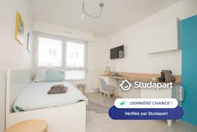 Appartement te huur voor € 698 per maand in Rennes, Quai de la Prévalaye
