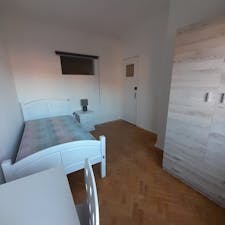 WG-Zimmer for rent for 400 € per month in Amadora, Rua António Ferro