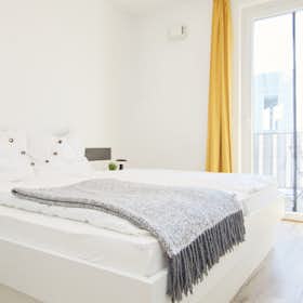 Apartment for rent for €1,199 per month in Vienna, Kaisermühlenstraße