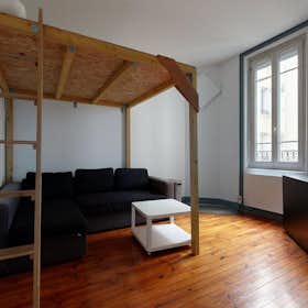 Appartement te huur voor € 450 per maand in Saint-Étienne, Rue Charles de Gaulle