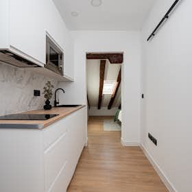 Private room for rent for €1,200 per month in Madrid, Calle del Arenal