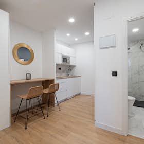 Private room for rent for €1,800 per month in Madrid, Calle del Arenal