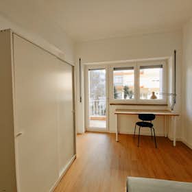 Private room for rent for €550 per month in Almada, Rua Alves Redol