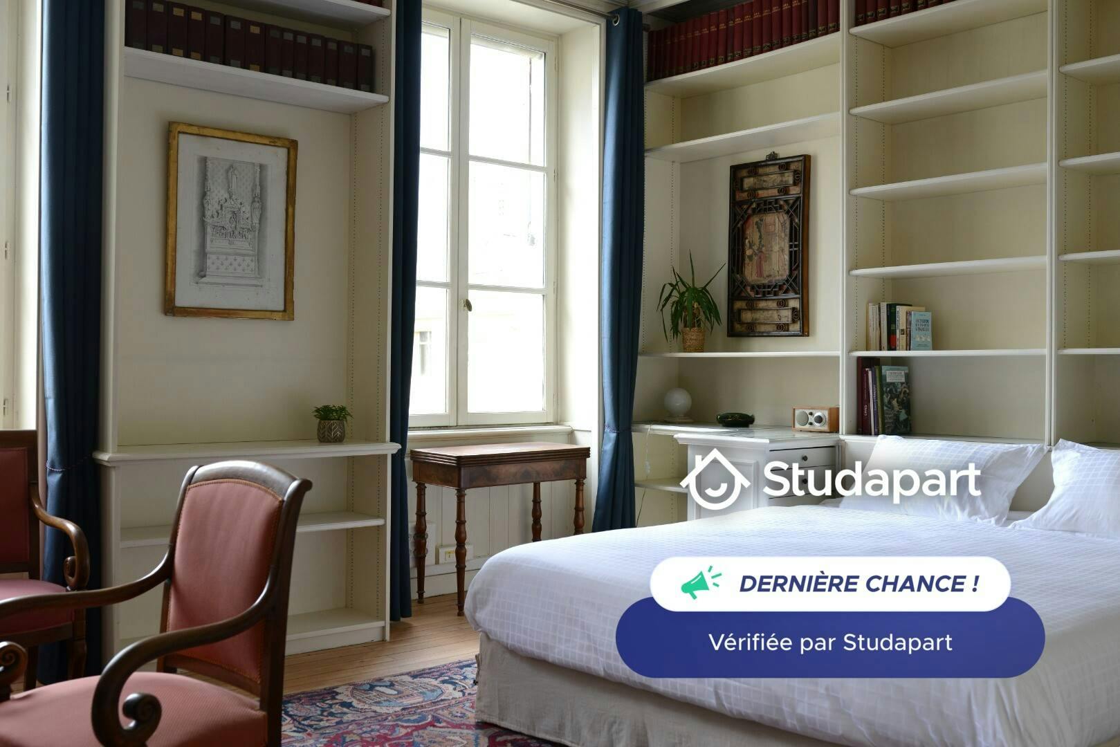 Apartment for rent for €880 per month in Reims, Place Godinot