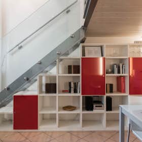 Appartamento in affitto a 1.500 € al mese a Milan, Via Giuseppe Candiani