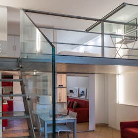 公寓 正在以 €1,550 的月租出租，其位于 Milan, Via Giuseppe Candiani