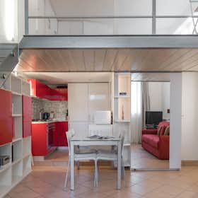 公寓 正在以 €1,500 的月租出租，其位于 Milan, Via Giuseppe Candiani