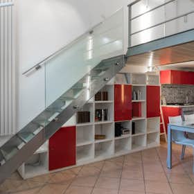 Appartement te huur voor € 1.400 per maand in Milan, Via Giuseppe Candiani