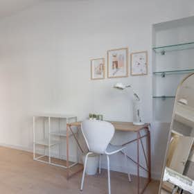 Private room for rent for €710 per month in Madrid, Avenida Felipe II