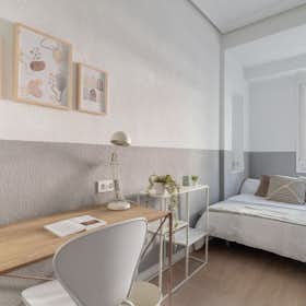 Private room for rent for €670 per month in Madrid, Avenida Felipe II