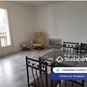 Appartement te huur voor € 415 per maand in Bourges, Avenue d'Orléans