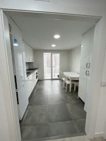 Приватна кімната за оренду для 375 EUR на місяць у Burgos, Paseo de la Isla