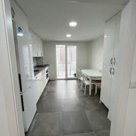 Отдельная комната сдается в аренду за 375 € в месяц в Burgos, Paseo de la Isla