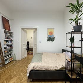 Apartment for rent for HUF 350,464 per month in Budapest, Bástya utca
