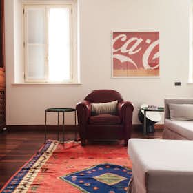 Apartment for rent for €3,000 per month in Milan, Via Aurelio Saffi