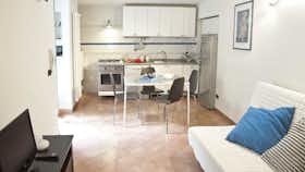 Appartement te huur voor € 1.911 per maand in Naples, Vico Santa Maria a Cappella Vecchia