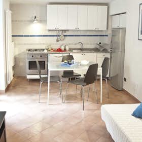 公寓 正在以 €1,911 的月租出租，其位于 Naples, Vico Santa Maria a Cappella Vecchia
