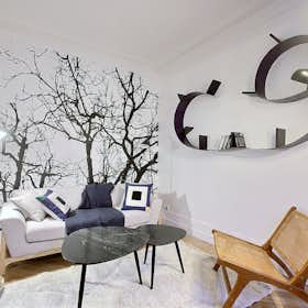 Apartment for rent for €2,544 per month in Paris, Boulevard Saint-Marcel