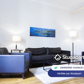 Apartment for rent for €2,400 per month in Bordeaux, Rue du Temple