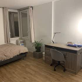 Private room for rent for €560 per month in Champs-sur-Marne, Place des Acacias