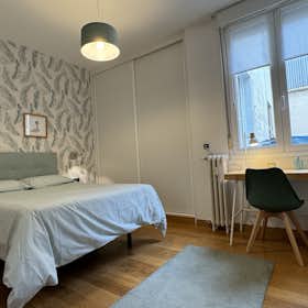 Private room for rent for €860 per month in Bilbao, Autonomia kalea
