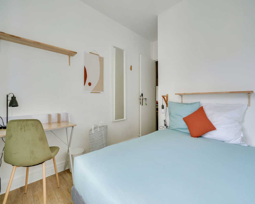 Private room in Rue Mesnil, Paris (1494397) room image 1
