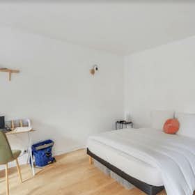 Private room for rent for €1,098 per month in Paris, Rue de Belleville