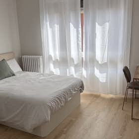 Private room for rent for €550 per month in Bilbao, Calle Manuel Allende