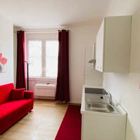 Intero immobile for rent for 950 € per month in Milan, Via Lattanzio