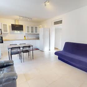 Private room for rent for €535 per month in Vaulx-en-Velin, Rue Marcel