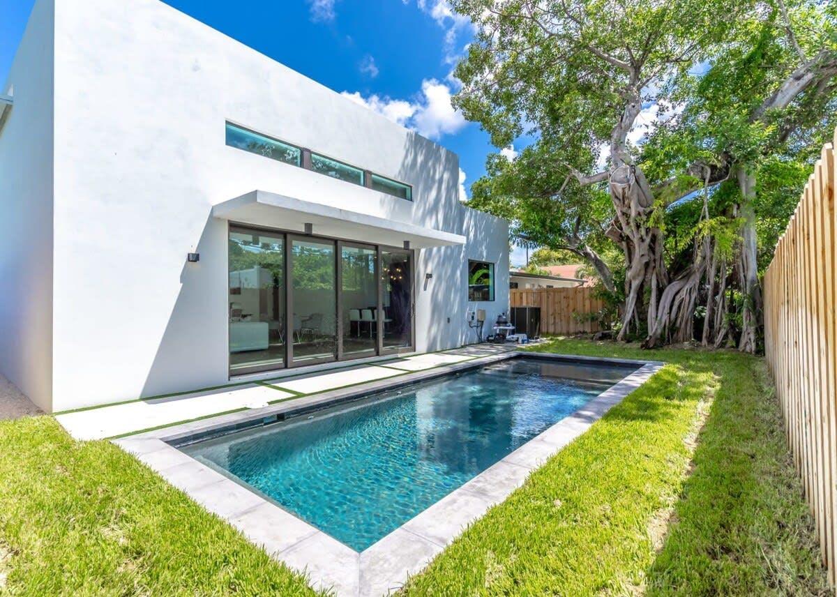 Maison à louer pour $12,855/mois à Miami, NW 40th St