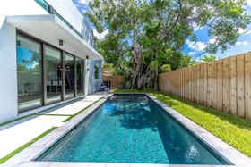 Hus att hyra för $7,275 i månaden i Miami, NW 40th St