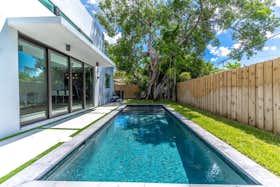 Hus att hyra för $7,100 i månaden i Miami, NW 40th St