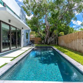 Haus zu mieten für $8,804 pro Monat in Miami, NW 40th St