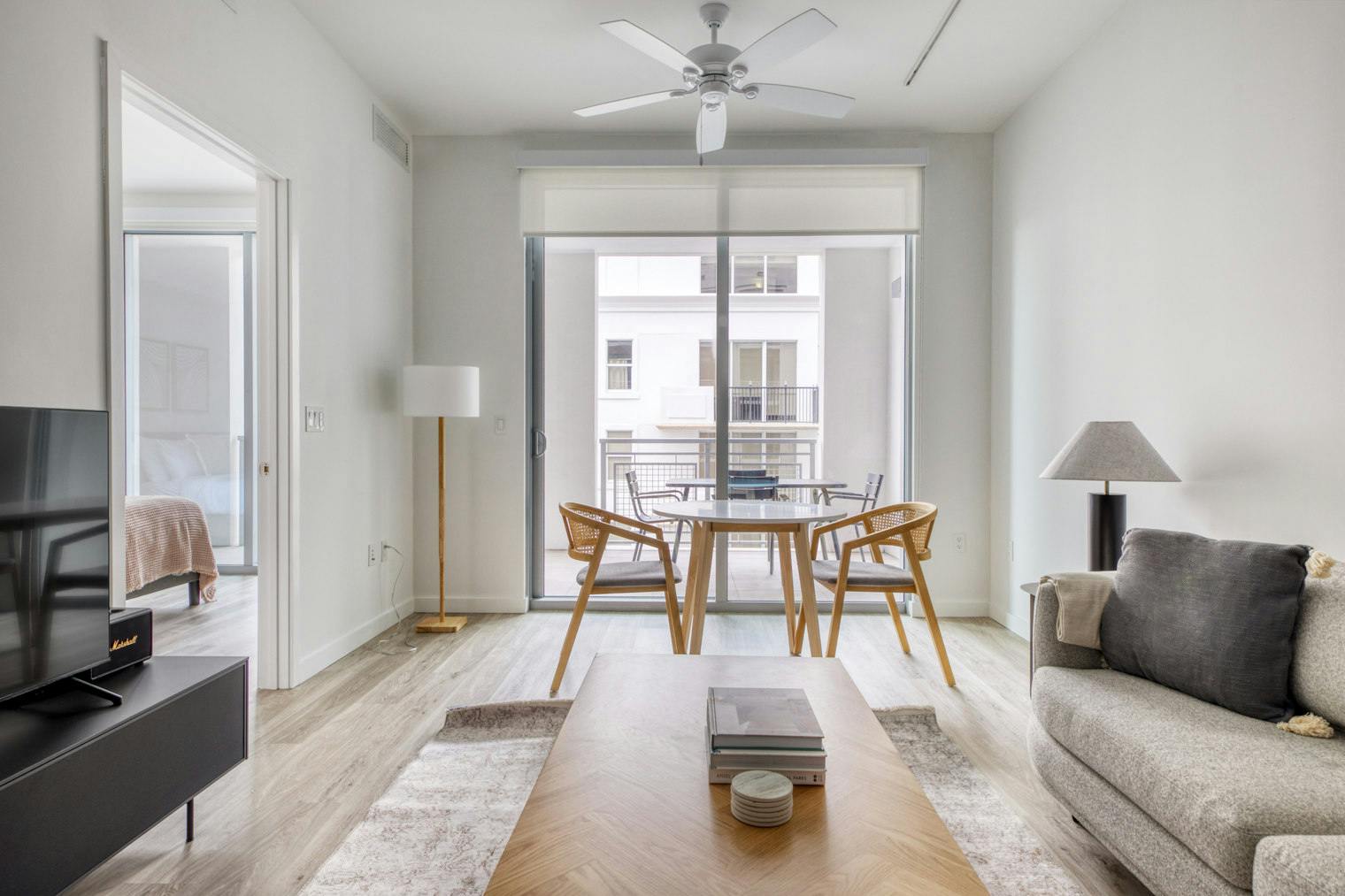 Apartamento para alugar por $7,665 por mês em Coral Gables, Laguna Street