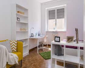 Private room for rent for €545 per month in Cesano Boscone, Via Ginestre