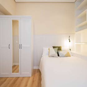 Private room for rent for €730 per month in Madrid, Calle del Doctor Gómez Ulla