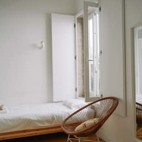 Mehrbettzimmer zu mieten für 100 € pro Monat in Lisbon, Rua da Madalena