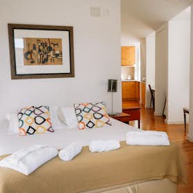 单间公寓 正在以 €100 的月租出租，其位于 Lisbon, Rua da Madalena