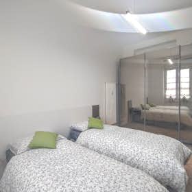Apartment for rent for €1,450 per month in Milan, Viale Giovanni Suzzani