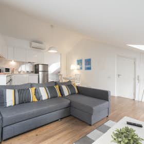 Appartement for rent for € 1.600 per month in Lisbon, Rua Saraiva de Carvalho