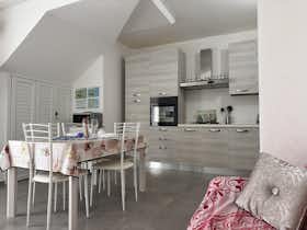 Lägenhet att hyra för 3 548 € i månaden i Tortolì, Via Sindaco Lorrai