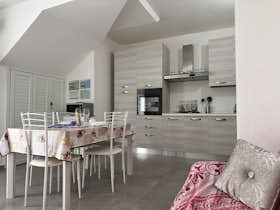 Appartement te huur voor € 3.548 per maand in Tortolì, Via Sindaco Lorrai